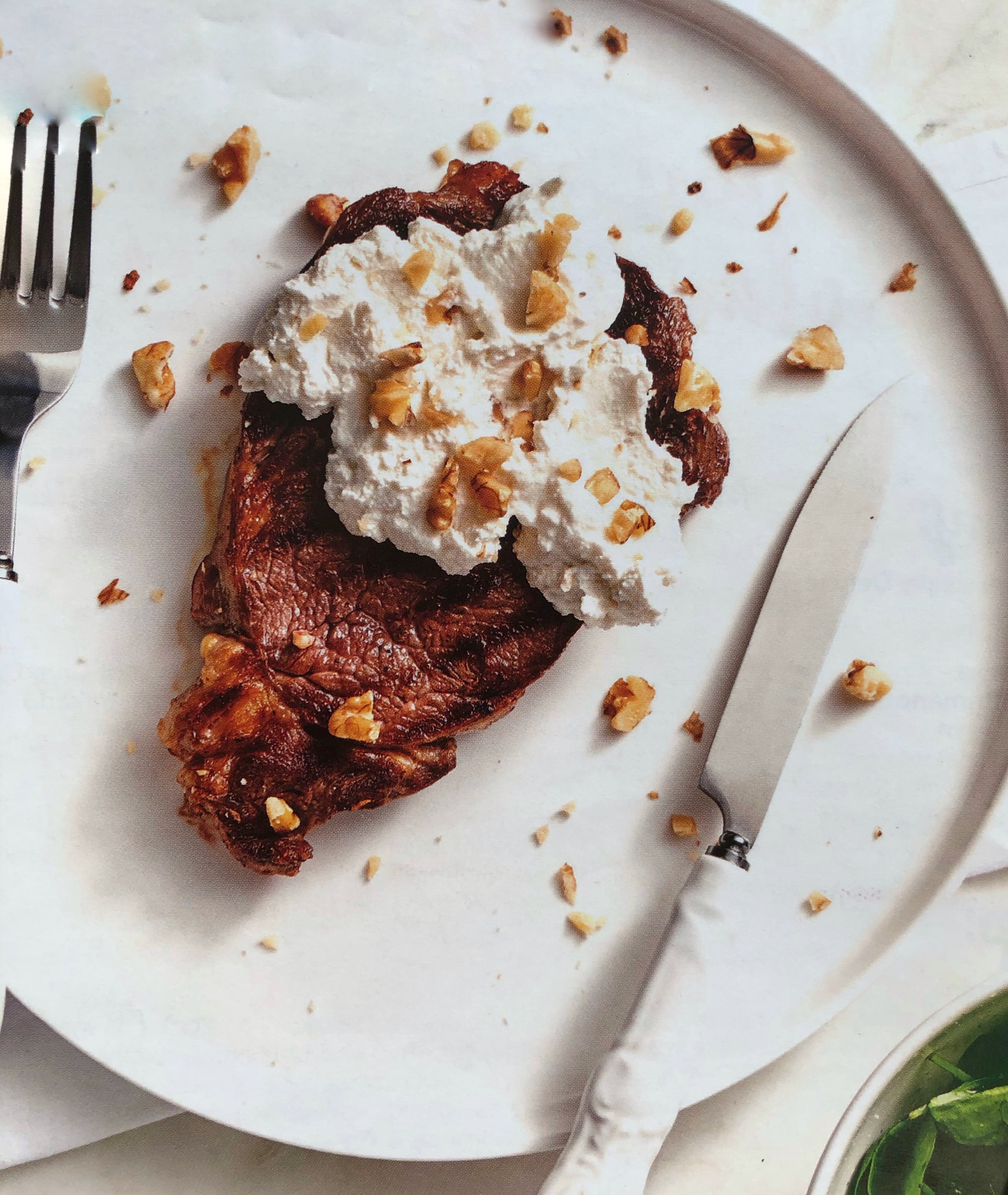 Grilovaný rib eye steak s kozím sýrem a ořechy