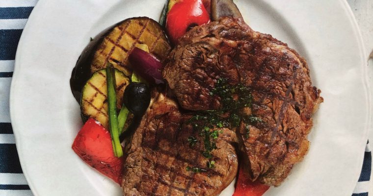 Rib eye steak s grilovanou zeleninou a holandskou omáčkou