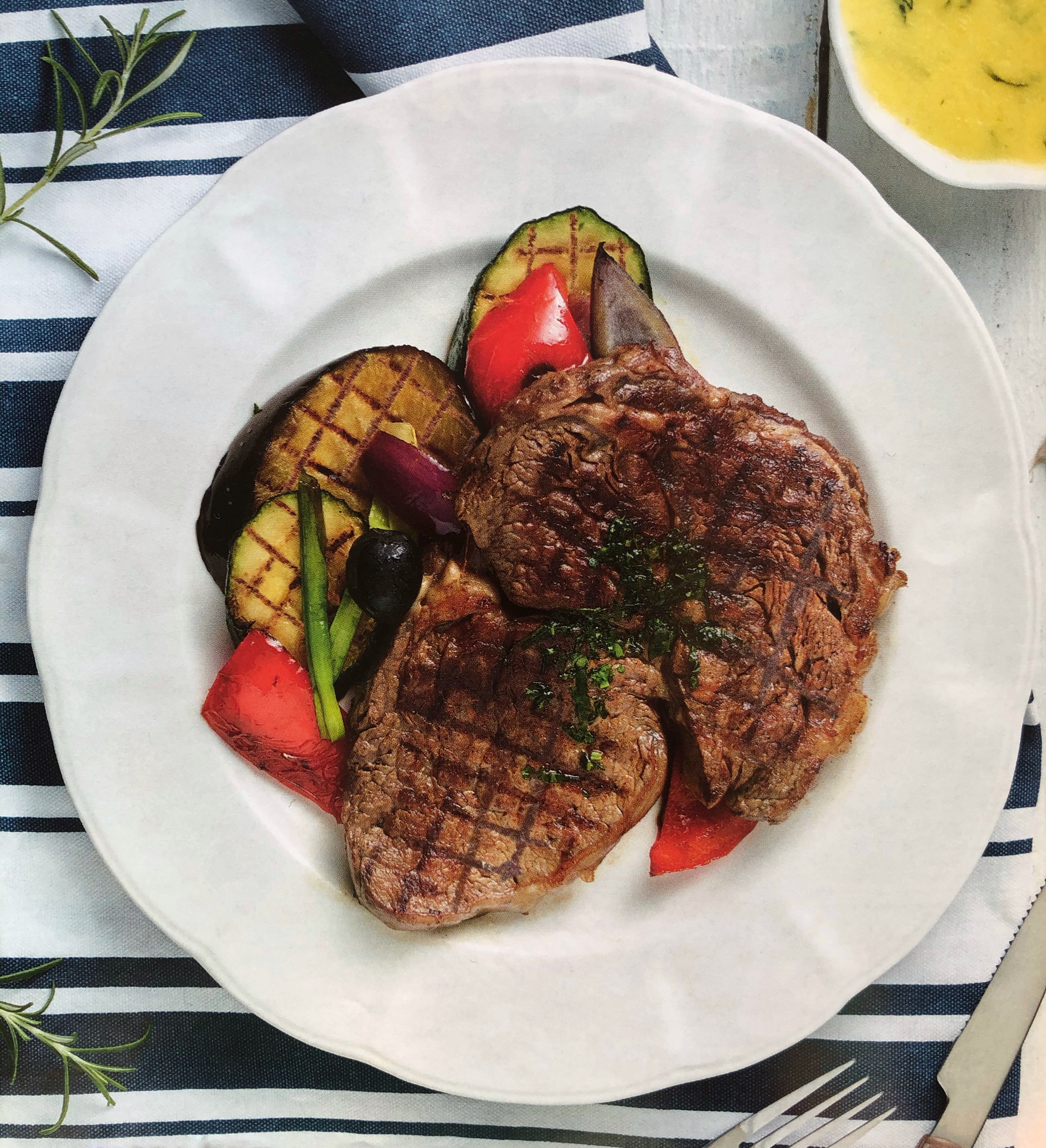 Rib eye steak s grilovanou zeleninou a holandskou omáčkou