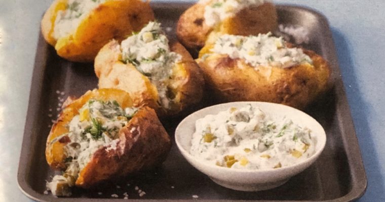 Pečené brambory s ochucenou smetanou