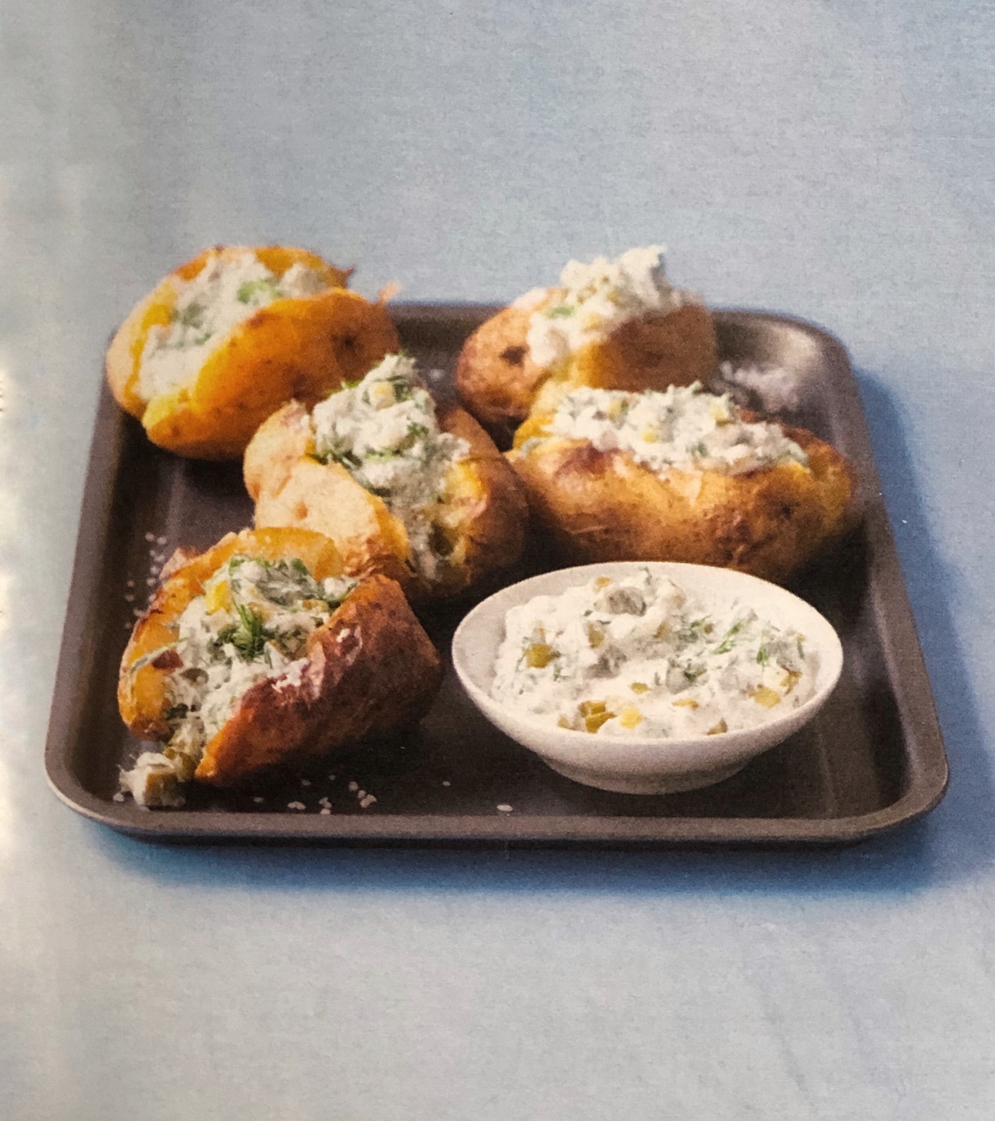 Pečené brambory s ochucenou smetanou