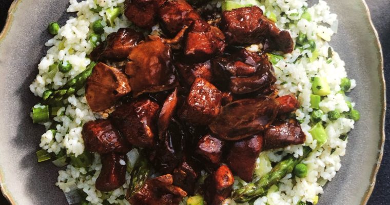 Dušené vepřové kostky s balsamicem a houbami