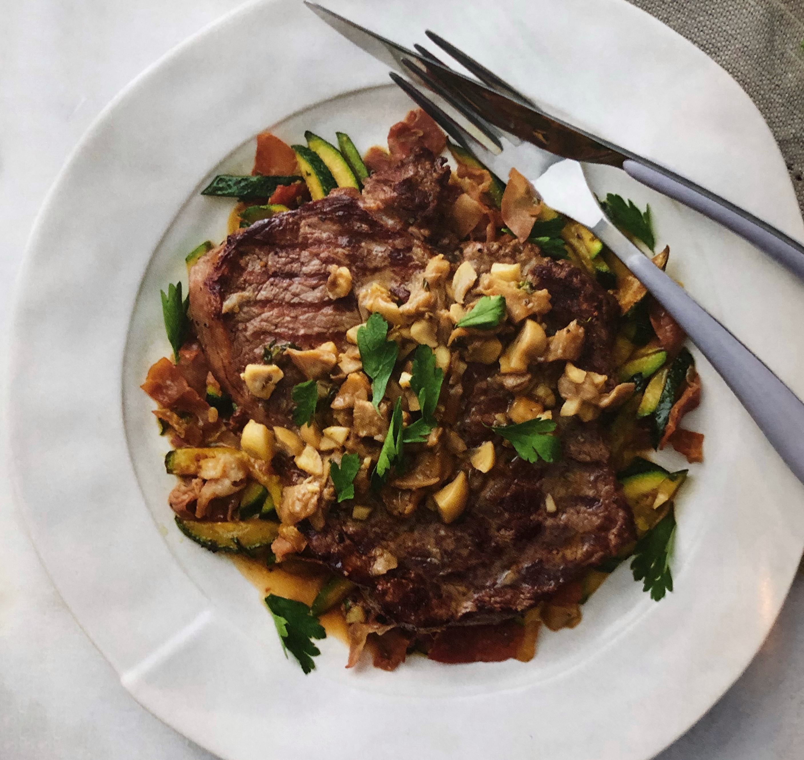 Grilovaný Rib eye steak s houbovou omáčkou