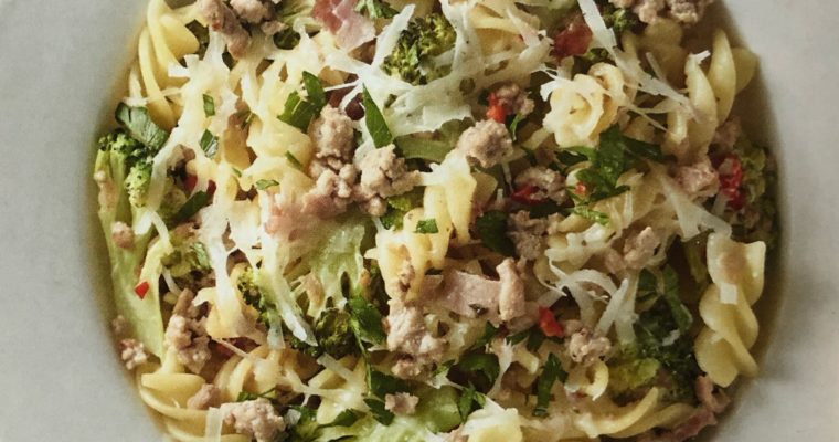 Fusilli s mletým masem a brokolicí