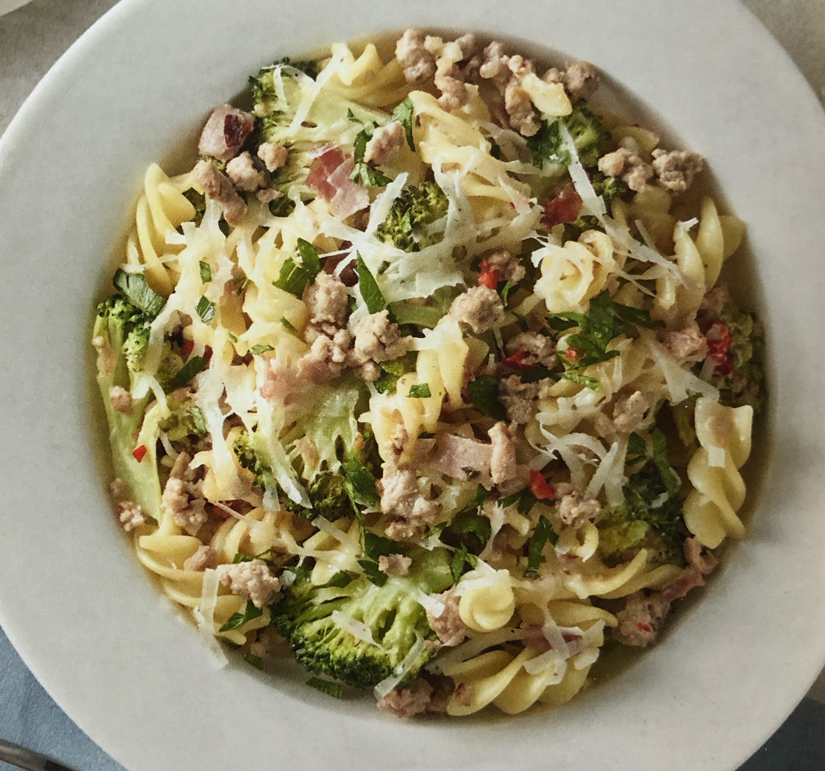 Fusilli s mletým masem a brokolicí