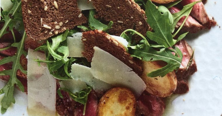 Salát s hovězím rump steakem a chlebovými chipsy