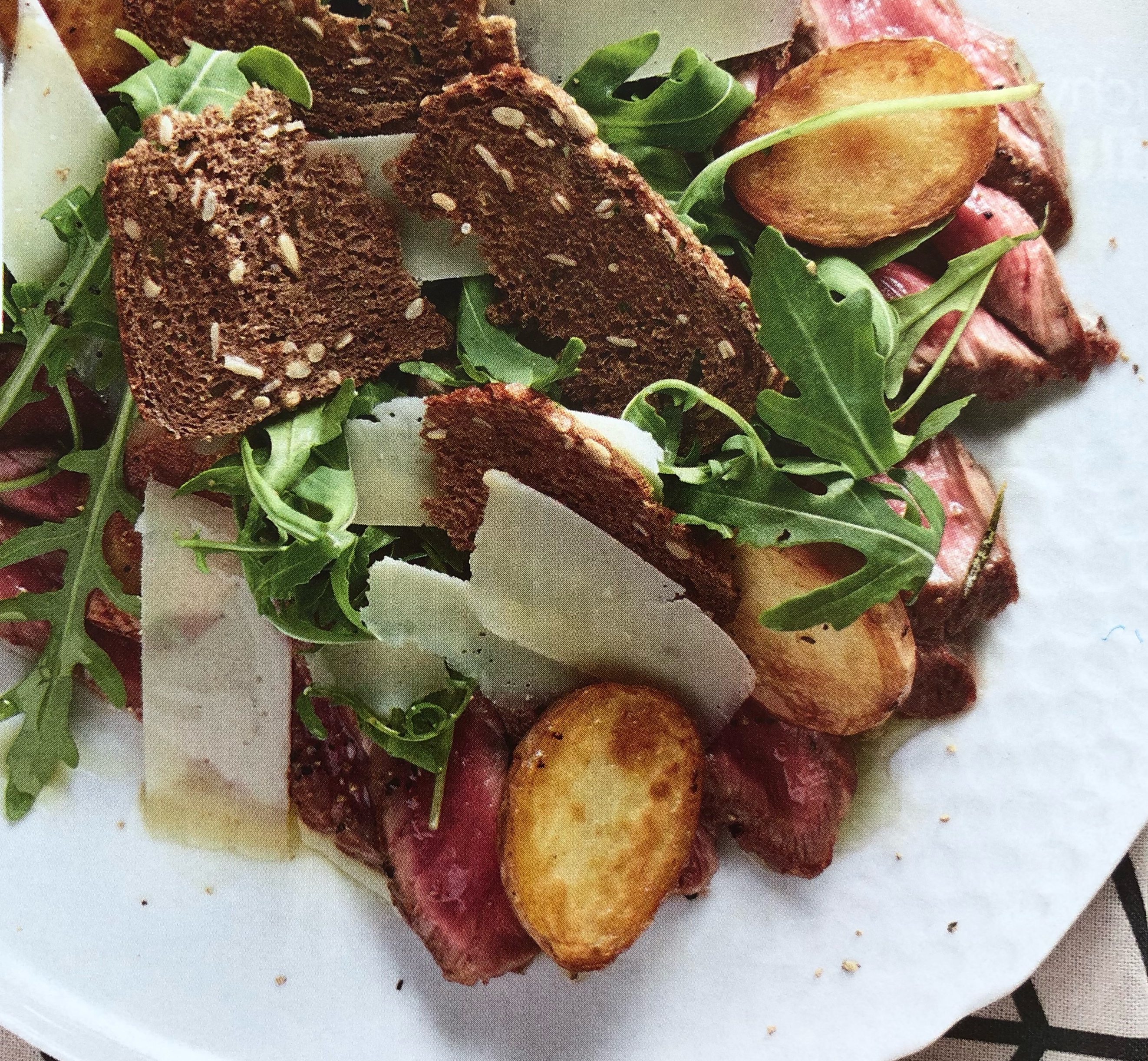 Salát s hovězím rump steakem a chlebovými chipsy