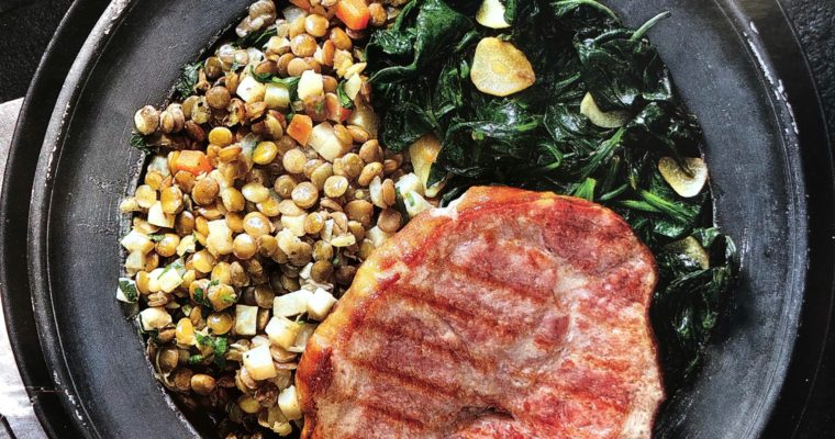 Uzená krkovice se  špenátem a čočkou