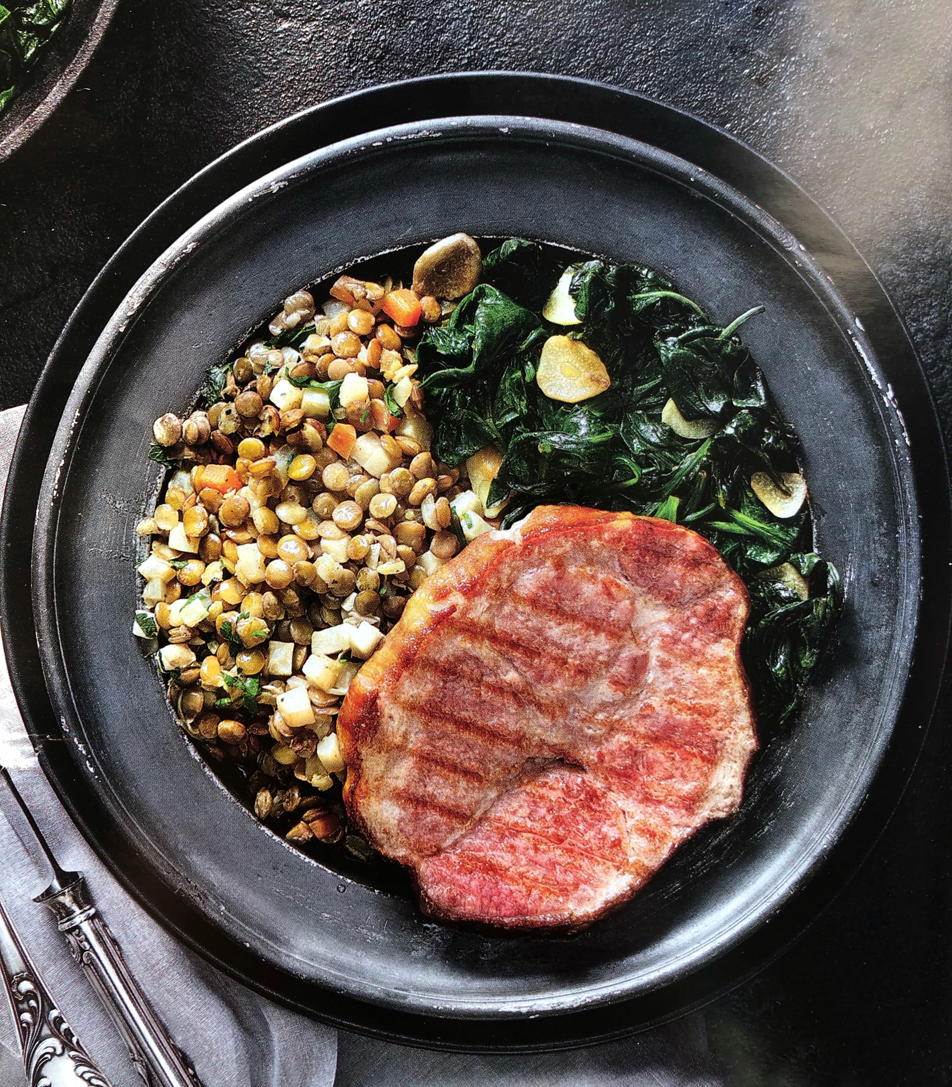 Uzená krkovice se  špenátem a čočkou