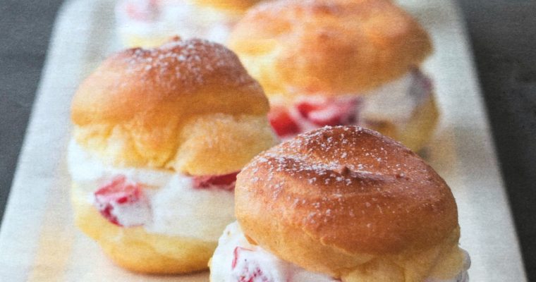 Profiteroly s tvarohovou šlehačkou a jahodami