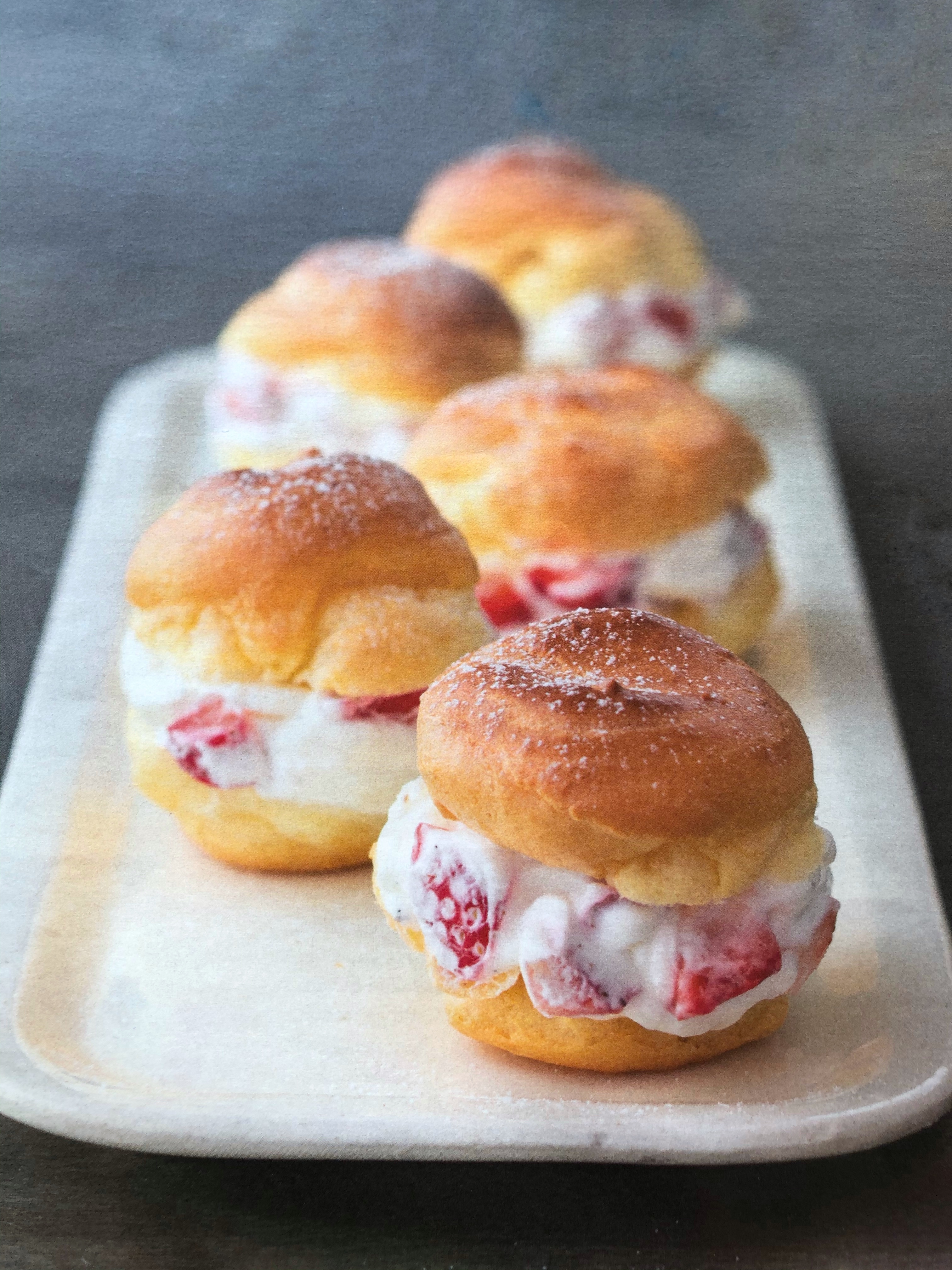 Profiteroly s tvarohovou šlehačkou a jahodami