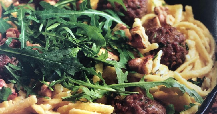 Špecle s mletým masem a omáčkou