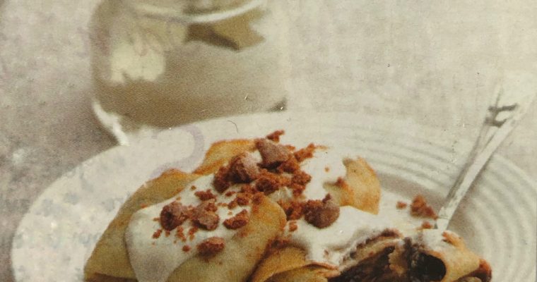 Palačinky s povidly a zakysanou smetanou