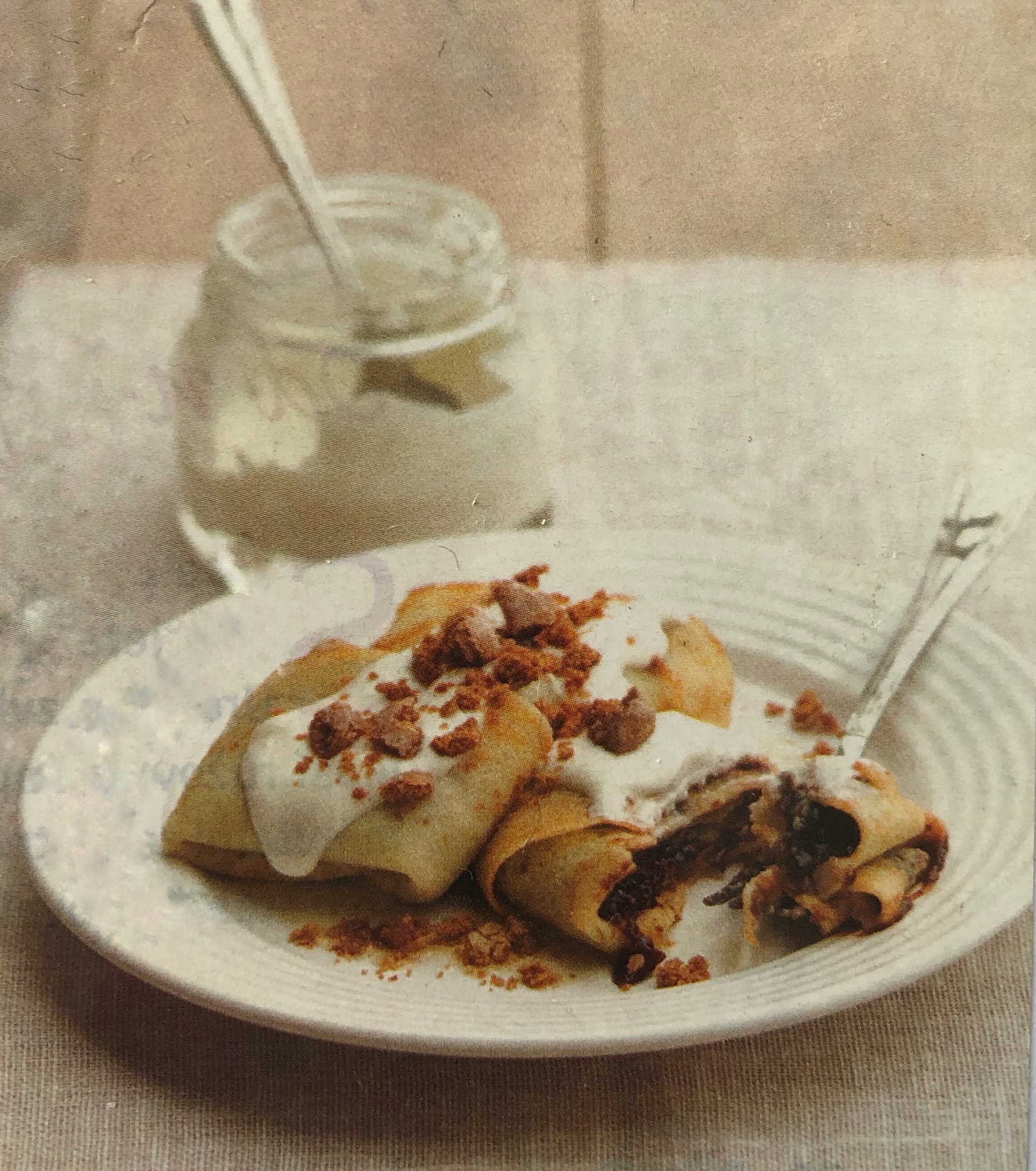 Palačinky s povidly a zakysanou smetanou