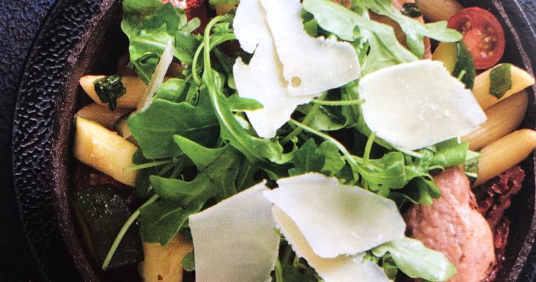 Krůtí těstovinový salát se zeleninou a bazalkou