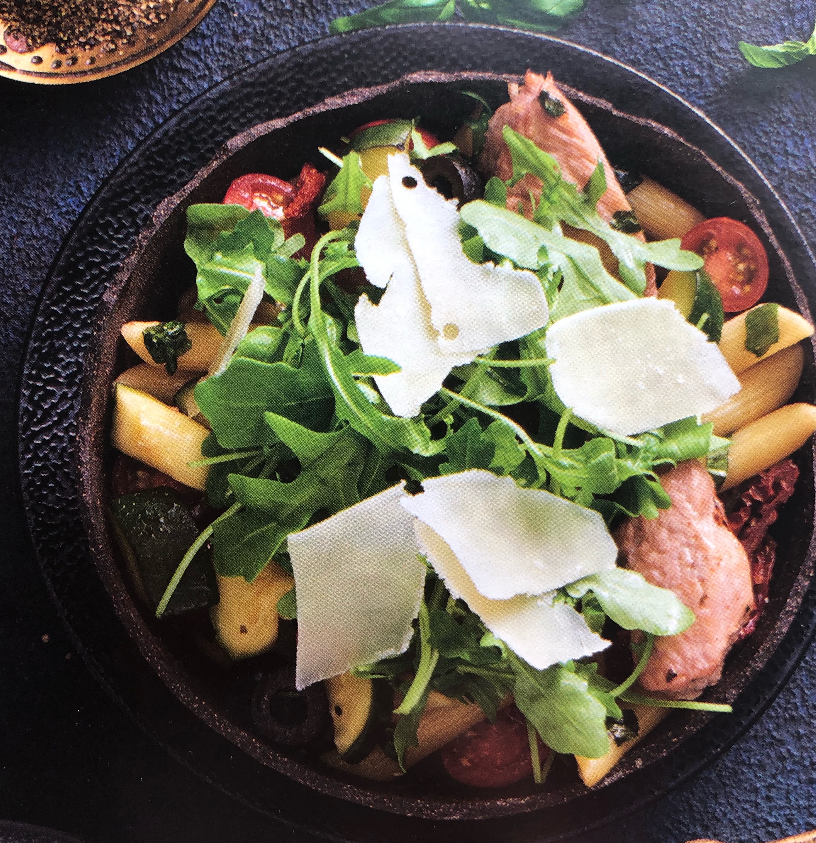 Krůtí těstovinový salát se zeleninou a bazalkou