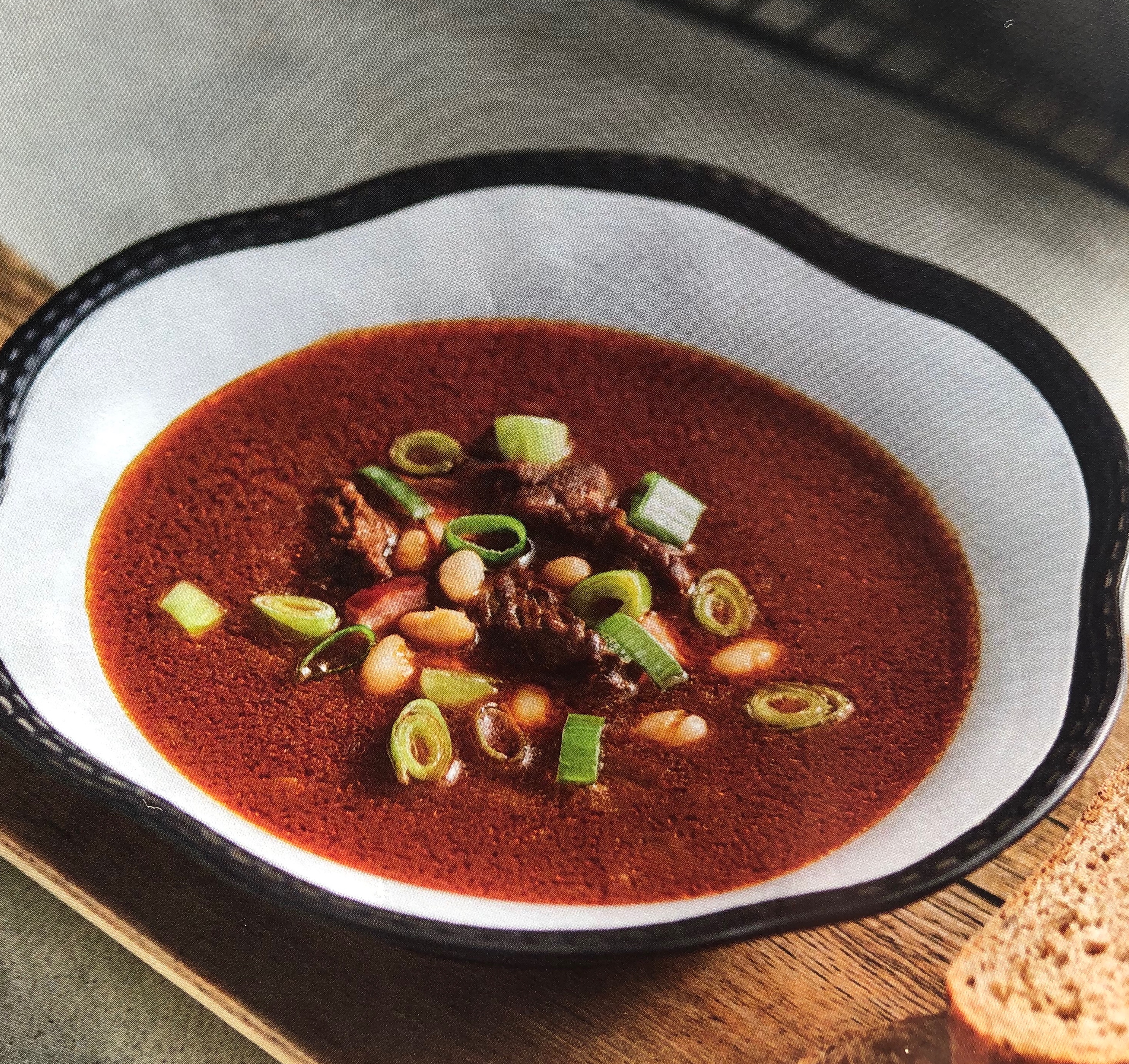 Gulášová polévka s fazolemi