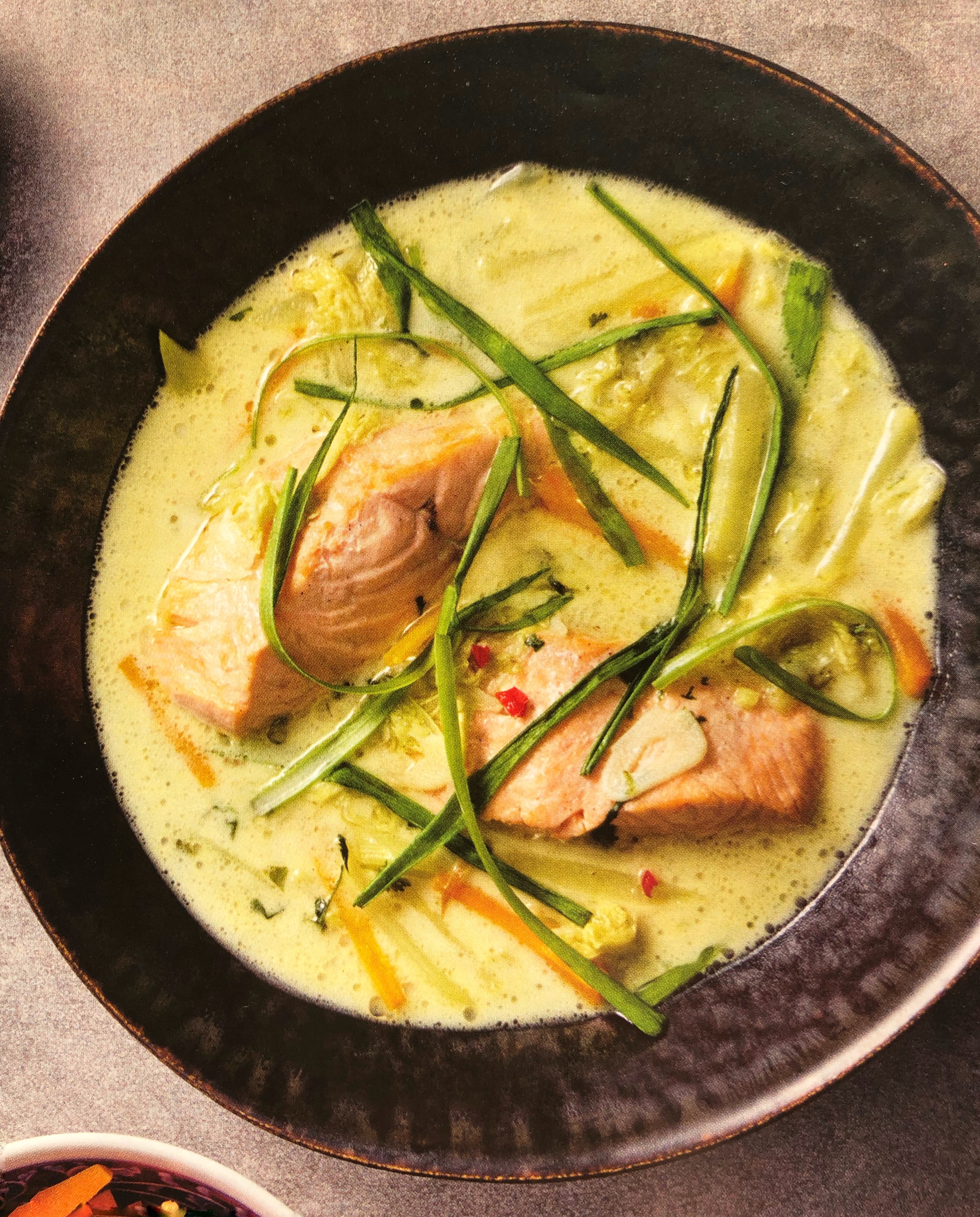 Pošírovaný losos s kokosovým mlékem a zeleninou