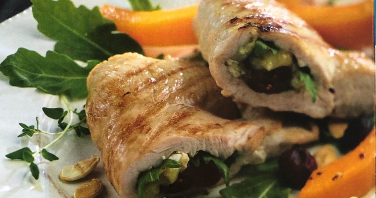 Krůtí prsa plněná camembertem, rukolou a brusinkami