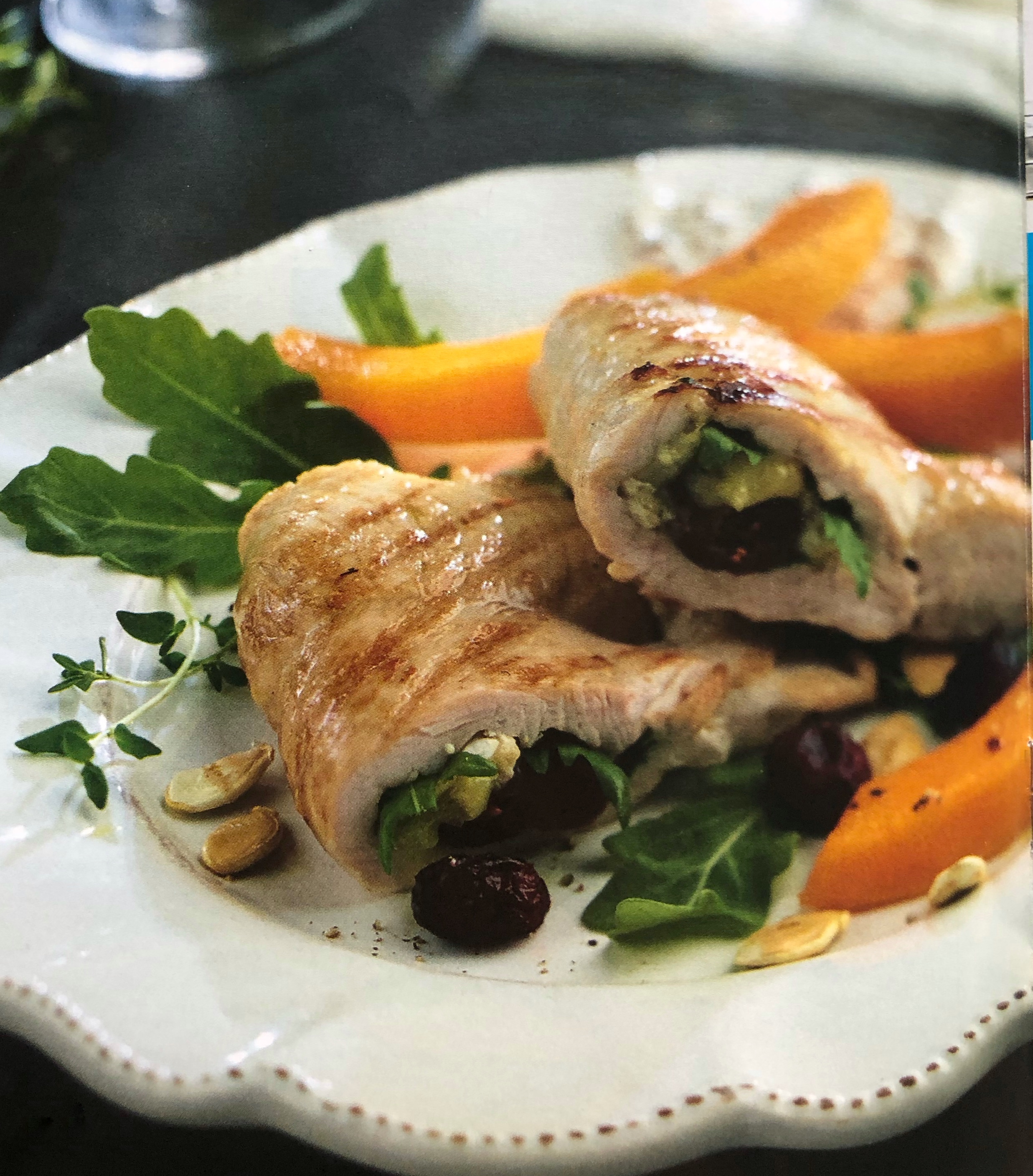 Krůtí prsa plněná camembertem, rukolou a brusinkami