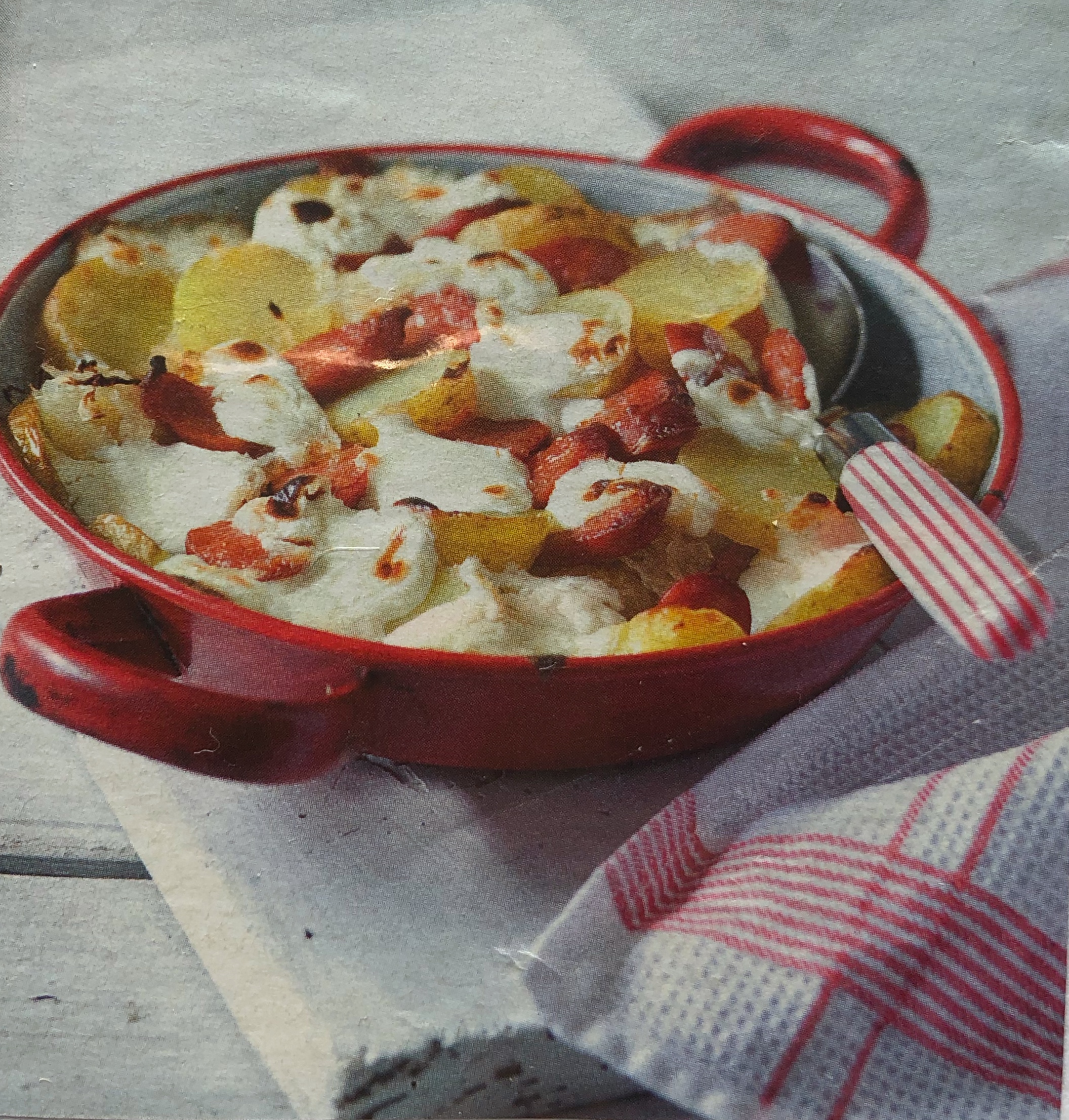 Párky zapečené se zelím a bramborami