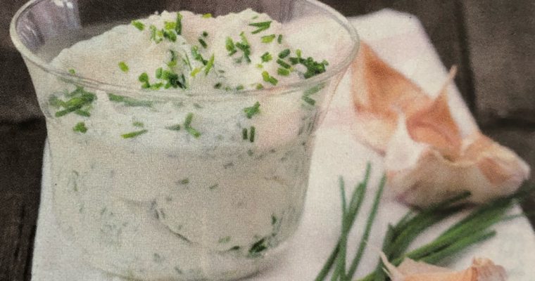 Česnekovopažitkový dip