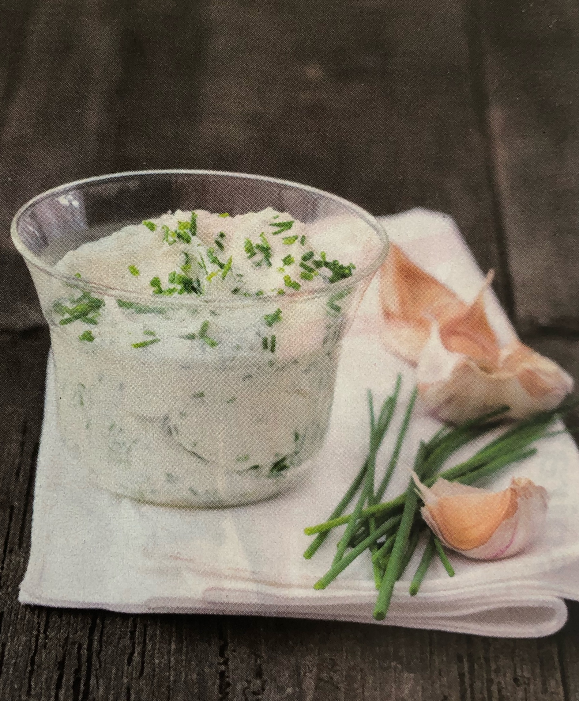 Česnekovopažitkový dip