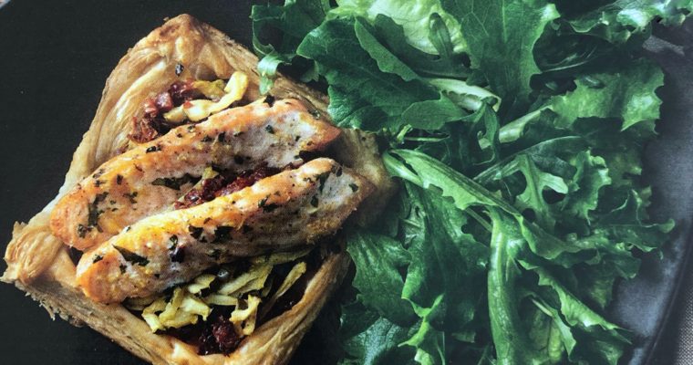 Losos v listovém těstě s cuketou a sušenými rajčaty