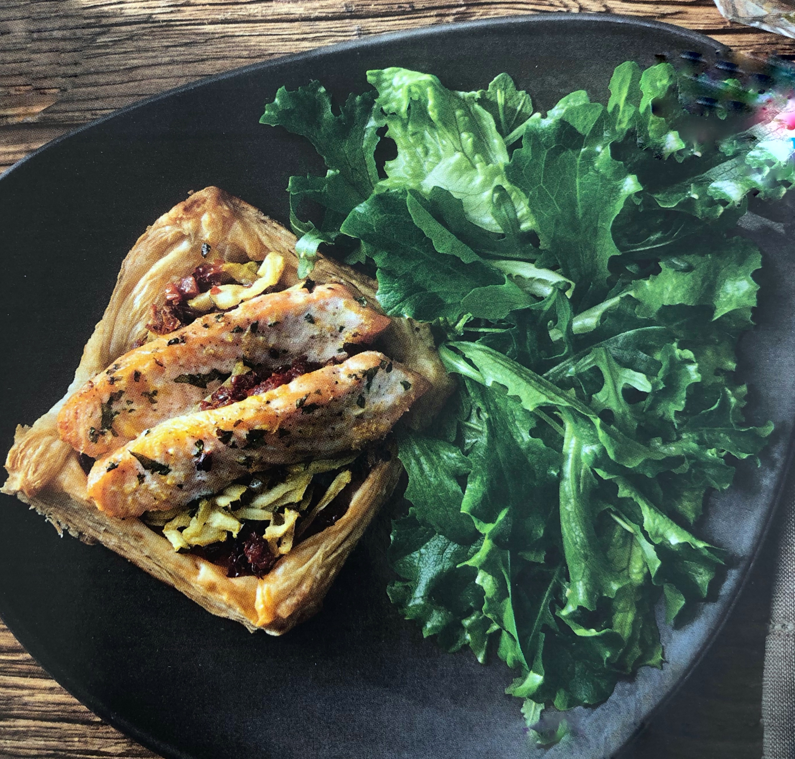 Losos v listovém těstě s cuketou a sušenými rajčaty