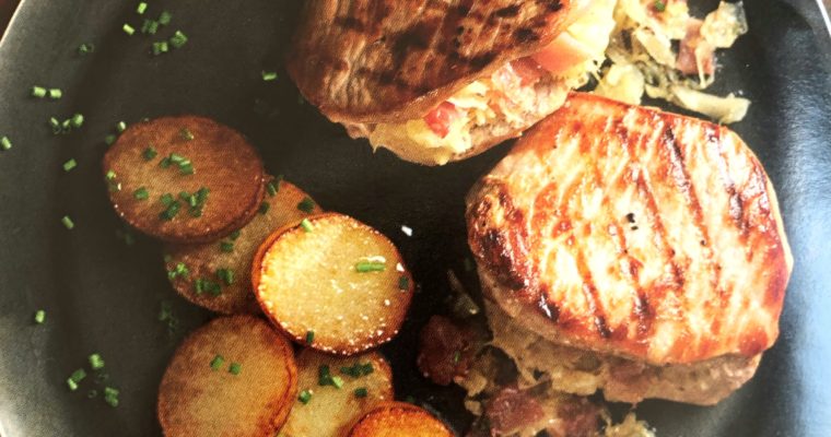 Vepřové maso plněné zelím s opečenými bramborami