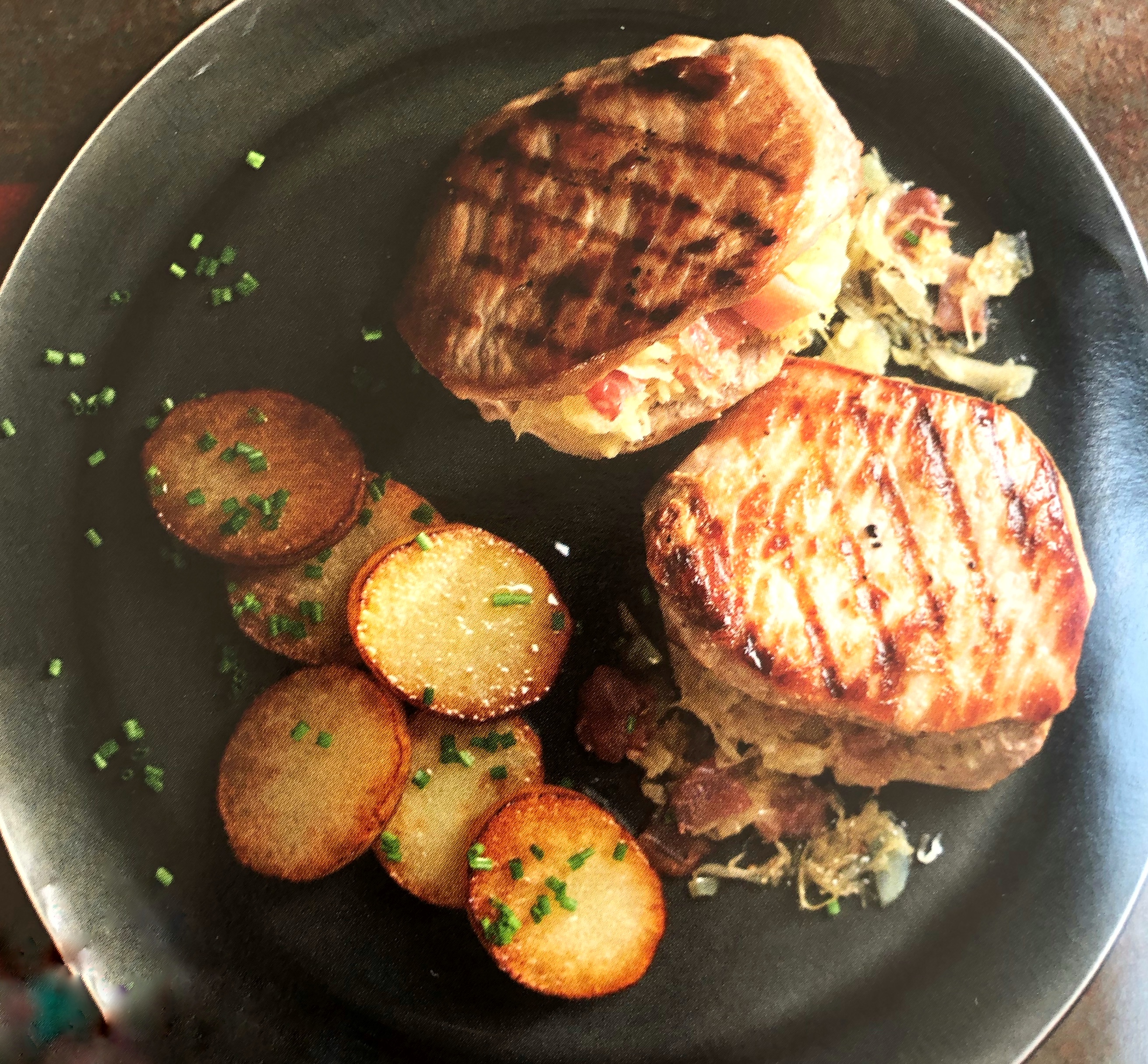 Vepřové maso plněné zelím s opečenými bramborami