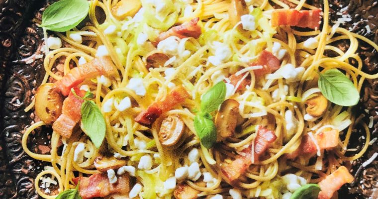 Celozrnné špagety se sýrem cottage, pórkem a žampiony