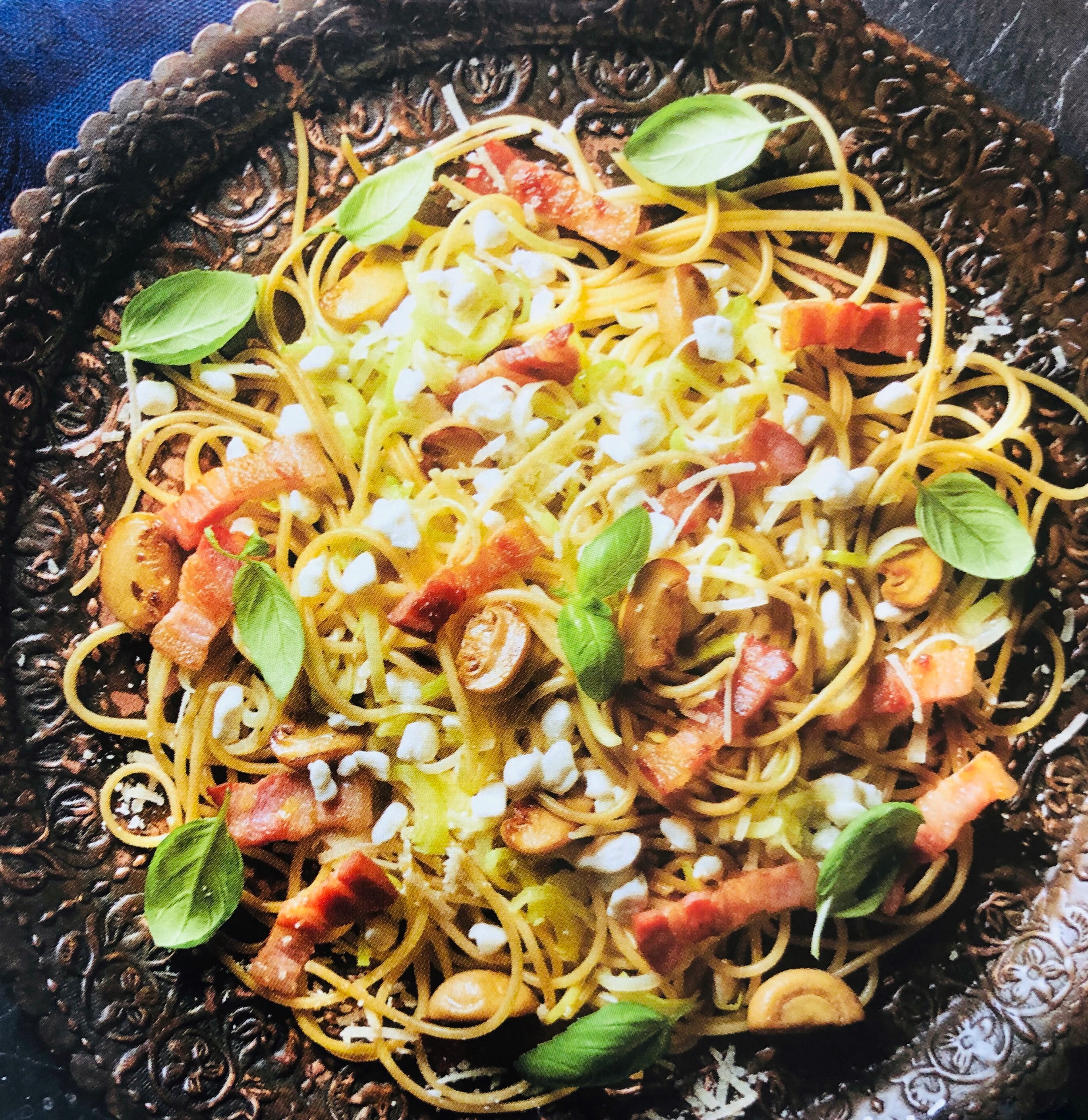 Celozrnné špagety se sýrem cottage, pórkem a žampiony