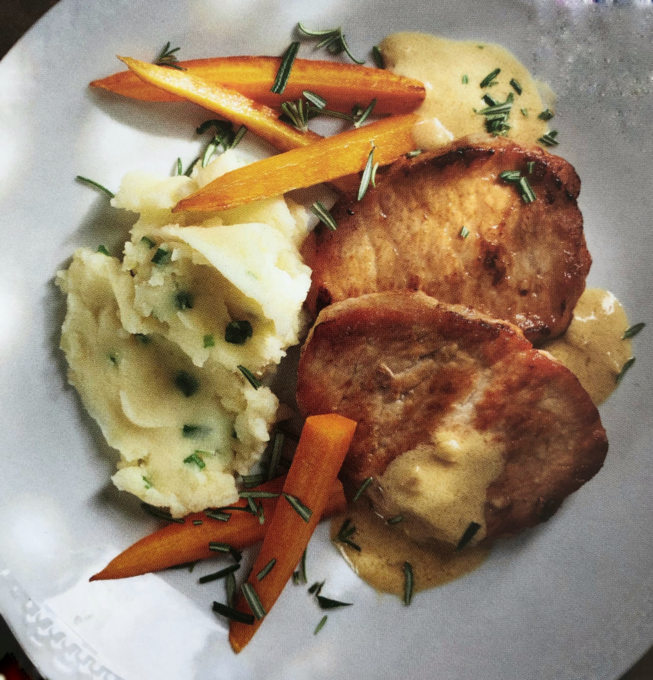 Vepřové plátky s hořčičnou omáčkou a rozmarýnovou kaší