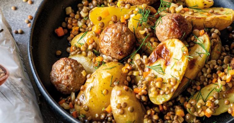 Teplý čočkový salát s masovými kuličkami