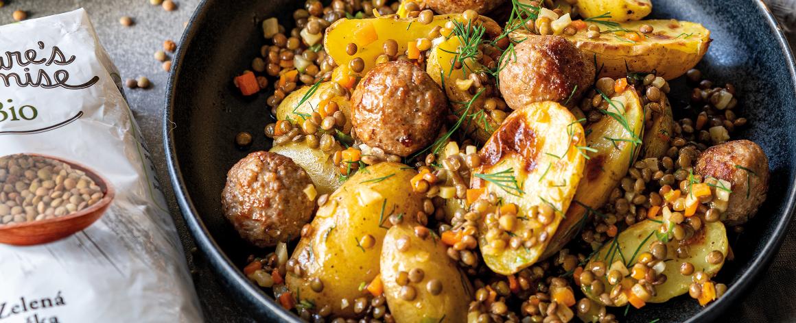 Teplý čočkový salát s masovými kuličkami