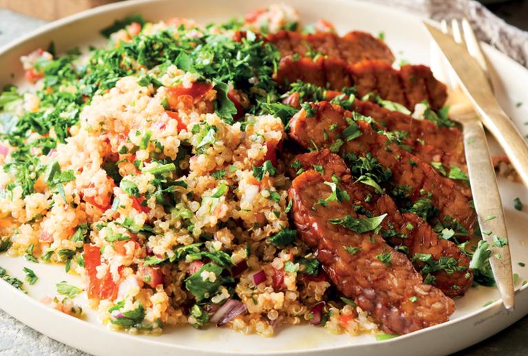 SALÁT Z QUINOY S OPEČENÝM TEMPEHEM